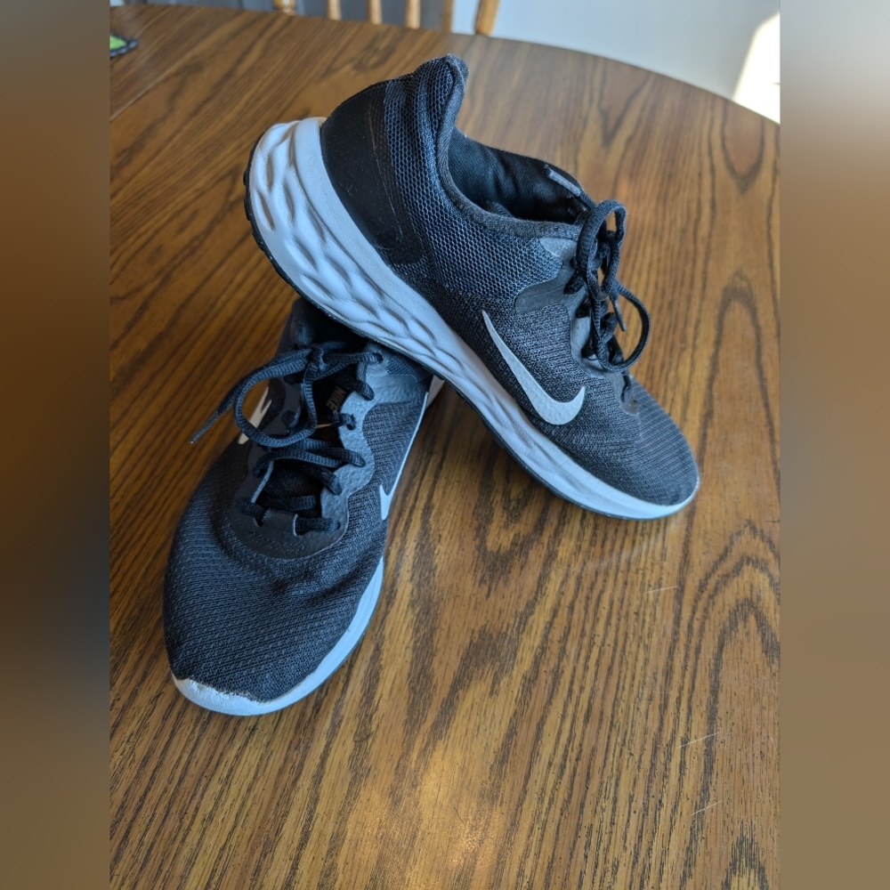 Women's Nike Black and White Shoes - Size 9